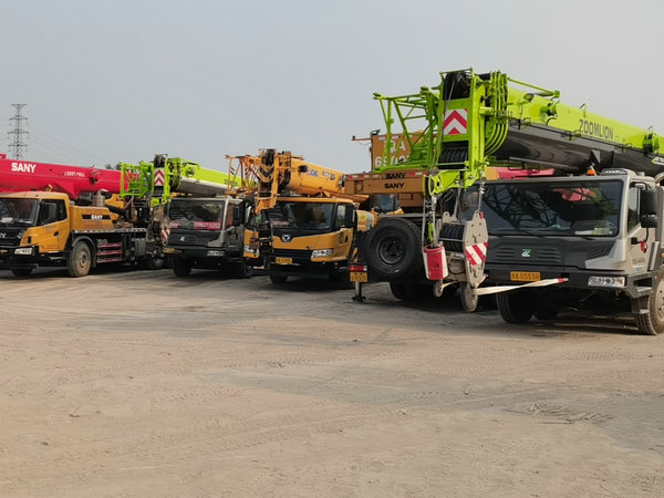 鄭州租賃吊車時(shí)需要注意哪些事項(xiàng)
